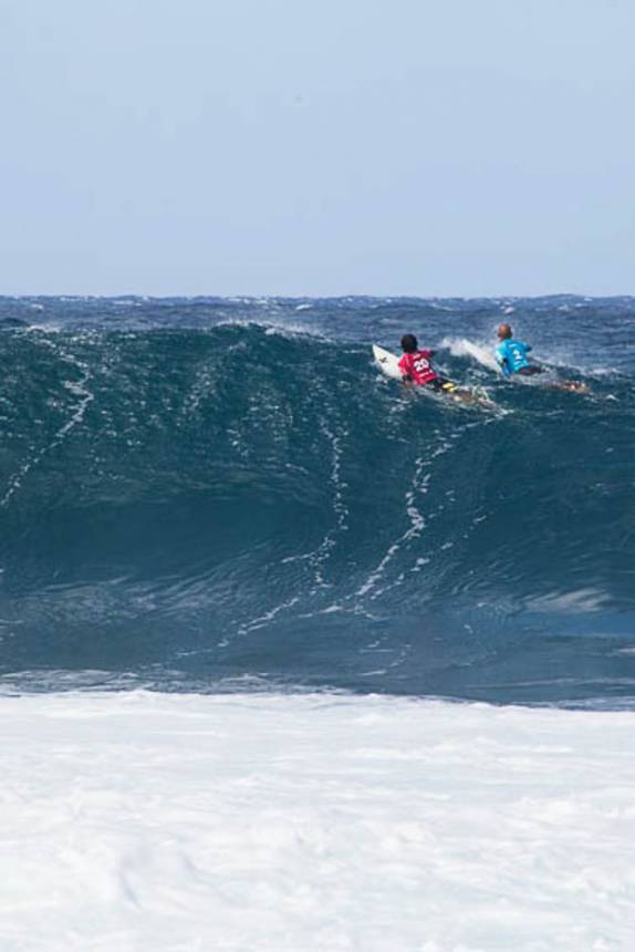 Pupo e Slater buscam a melhor onda na praia de Pipeline, na North Shore de Oahu, no Havaí - foto de Laura Schunemann